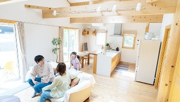 明るいリビングでくつろぐ家族